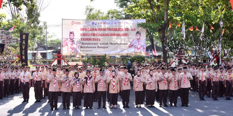 Kolaborasi untuk Ketahanan Bangsa: Kwarcab Sukoharjo Gelar Upacara Peringatan Hari Pramuka ke-64 (Bupati Sukoharjo Kakak Etik Suryani Pimpin Upacara di Halaman Setda)