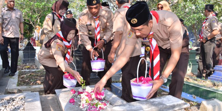 Jelang Hari Pramuka ke-64, Kwarcab Sukoharjo Ziarah Makam Tokoh Pramuka sebagai Bentuk Penghormatan